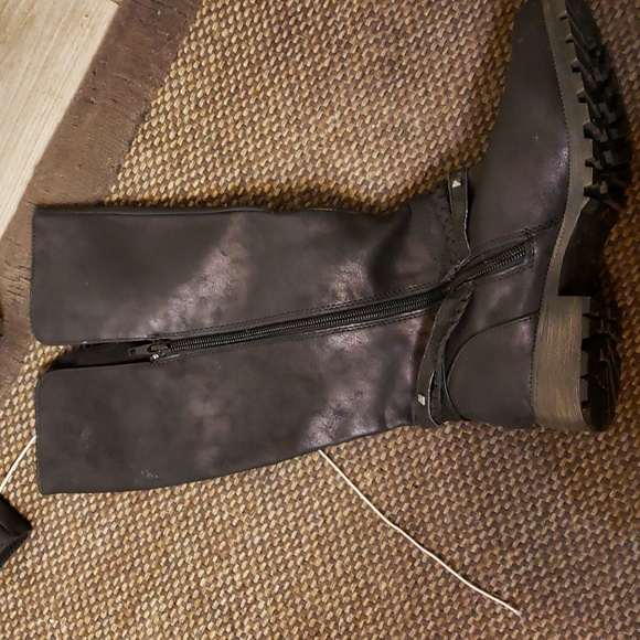 Black boots - Picture 5 of 9